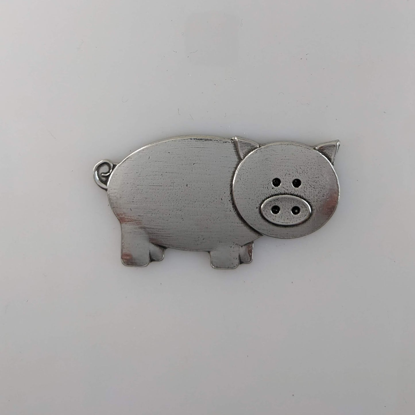 Peaches the Pig, pewter magnet