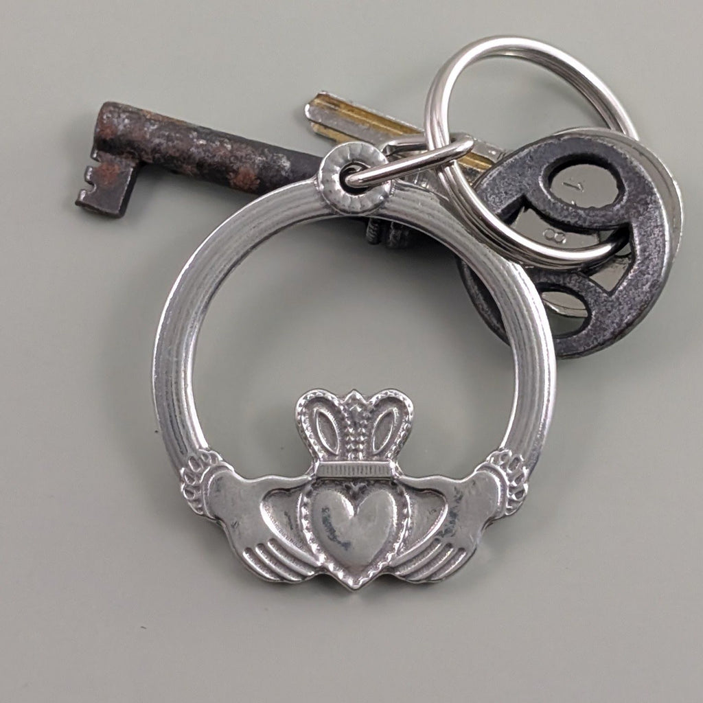 Roosfoos pewter keychain irish claddagh