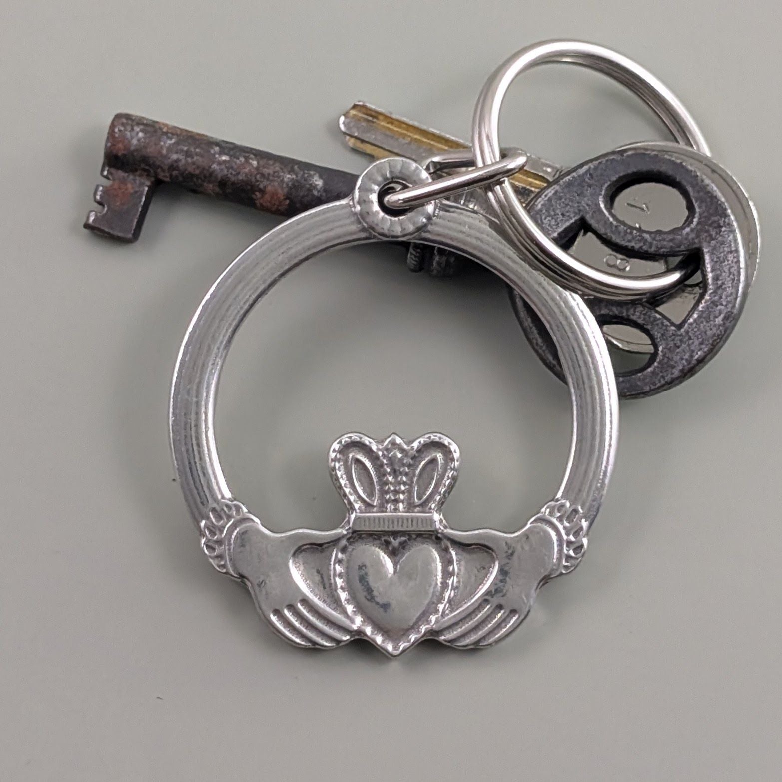 Roosfoos pewter keychain irish claddagh