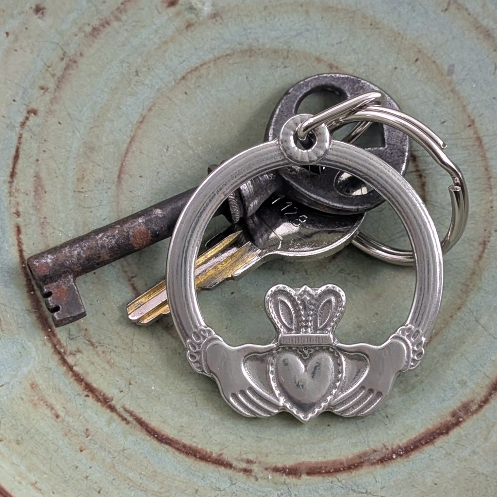 Roosfoos pewter keychain irish claddagh