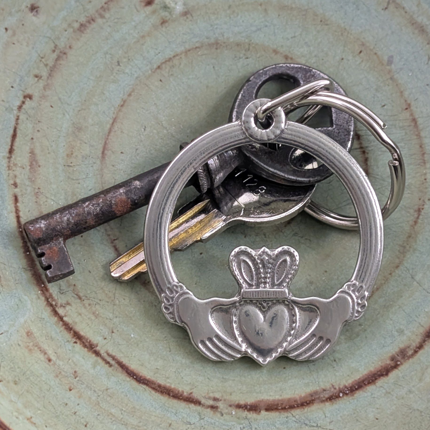 Roosfoos pewter keychain irish claddagh