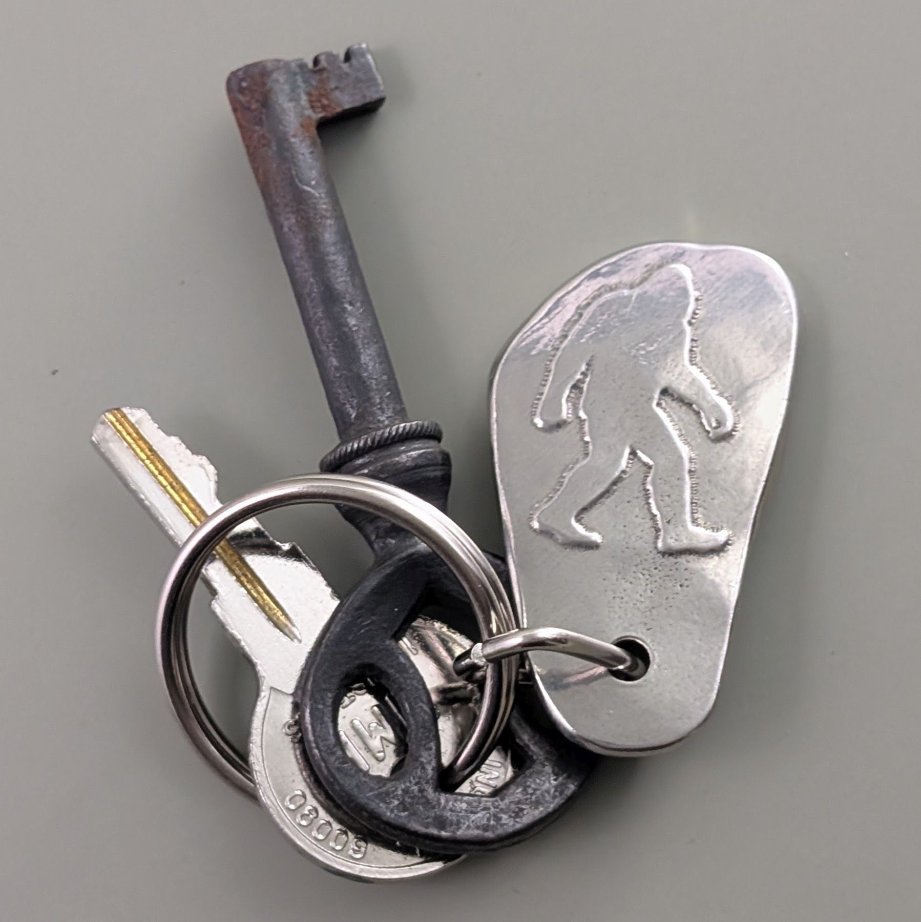 Roosfoos bigfoot silhouette keychain