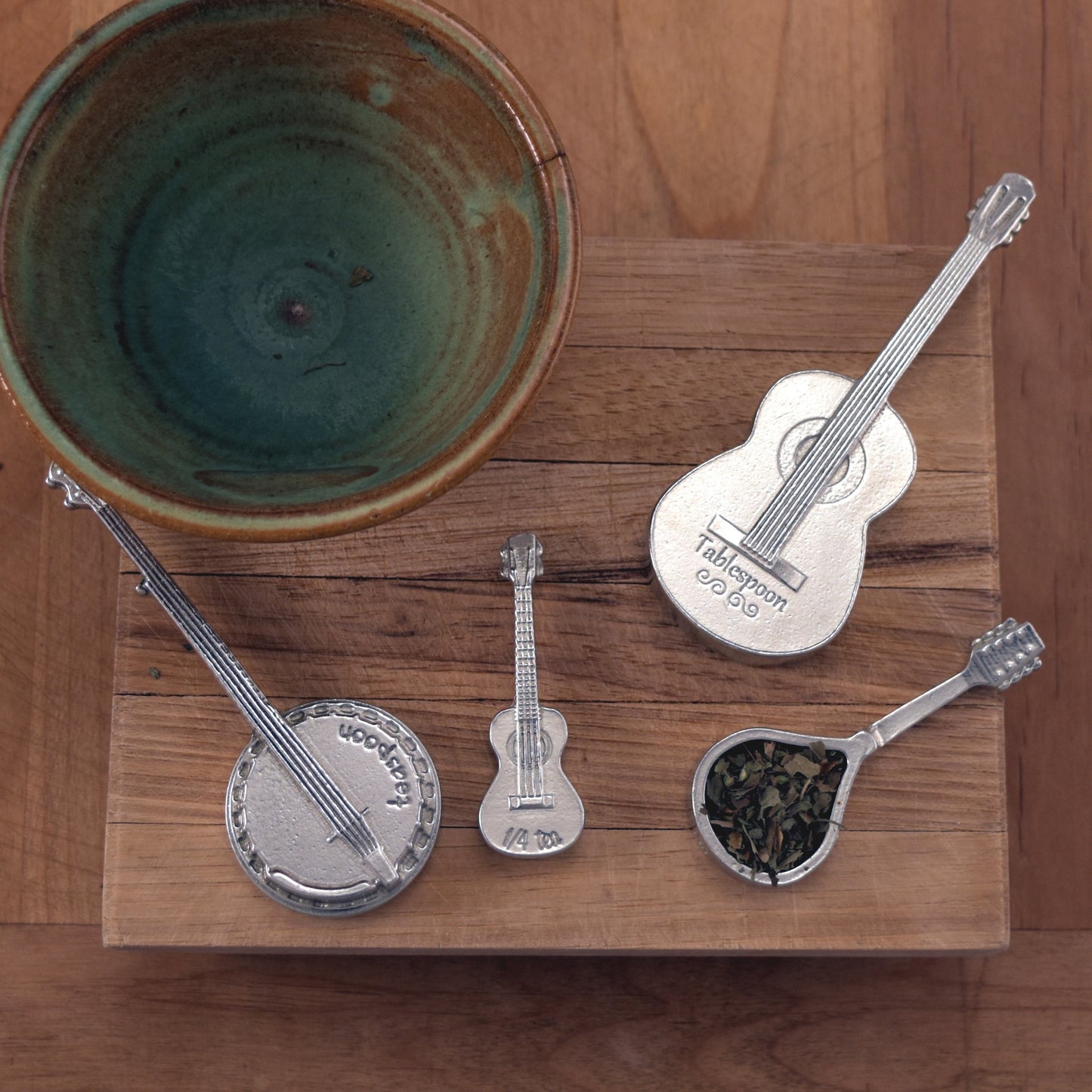 Americana Measuring Spoons- Stringed Instruments- Musical Strings- Guitar, Banjo, Mandolin, Ukulele-from Roosfoos